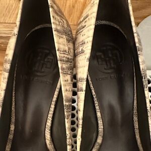 Tory Burch Neutral Snakeskin-Effect Pointed-Toe Pumps size 7.5 m